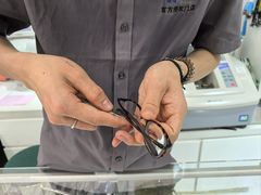 -美式眼镜·授权蔡司.依视路.尼康.豪雅.明月(人民广场店)