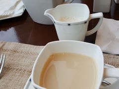 -百灵希尔顿逸林酒店大堂吧