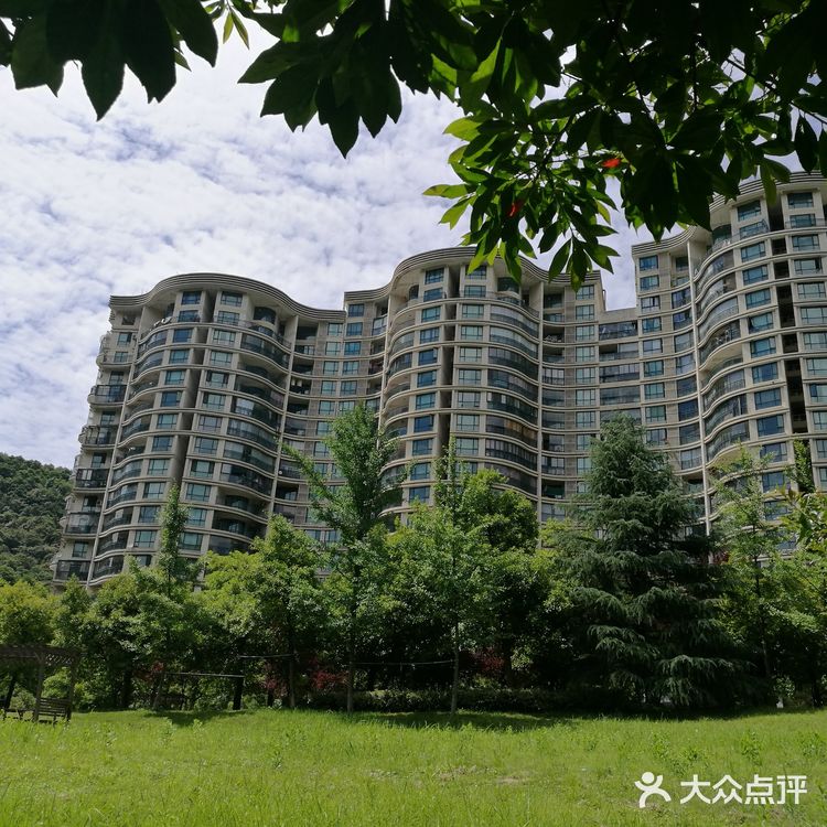 富阳华庭云顶小区, 环境优美, 四周青山绿水