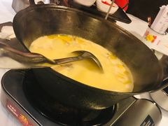 浓厚原只鸡煲花胶汤-鲜入围煮花胶鸡海鲜火锅