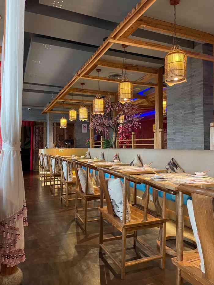 椒房宴遇(徐家汇店)-"看到商场楼下广告牌上店铺的环境不错,便选.