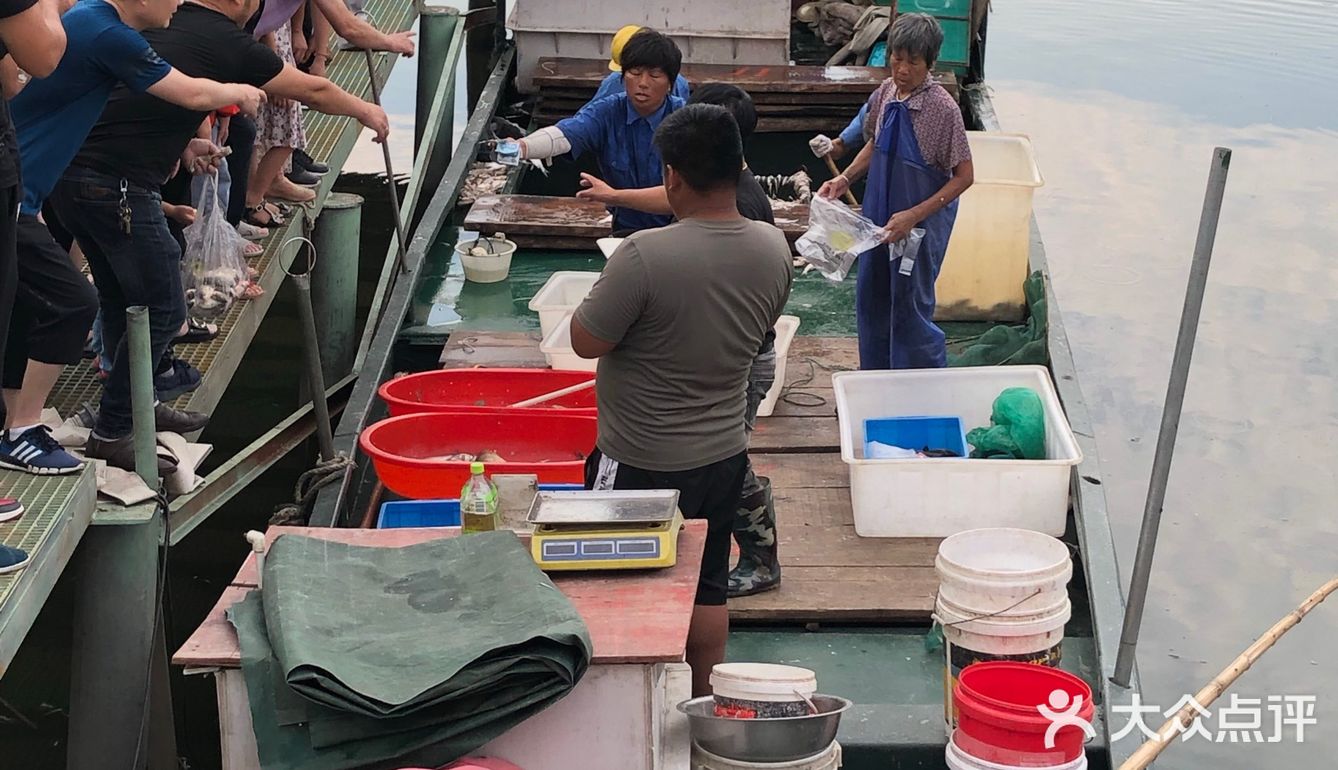 下午三点多，码头上的人很多