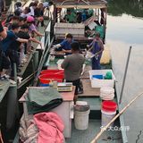 下午三点多，码头上的人很多