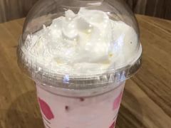 樱花白巧瑞纳冰-瑞幸咖啡(万科红立方大厦店)