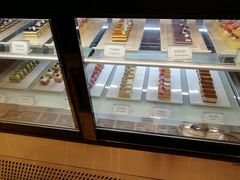 面包甜点陈列柜-天宇菲尔德·花园西餐厅·海鲜自助餐