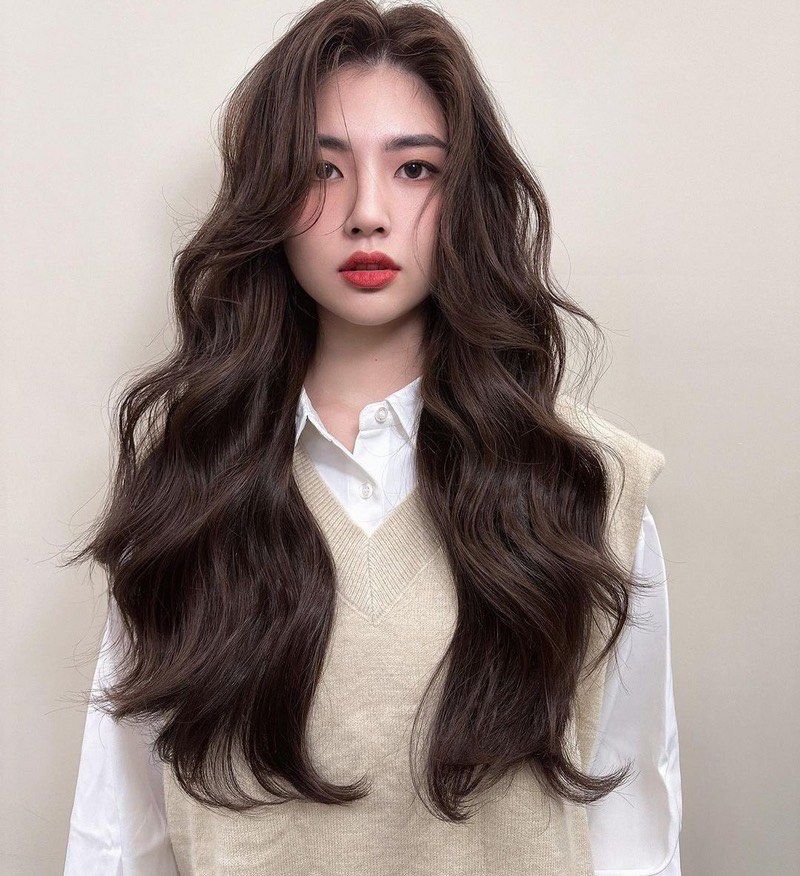 深咖色  系属微潮色类无需洗色整体发色质感强体现发型质感提升发质