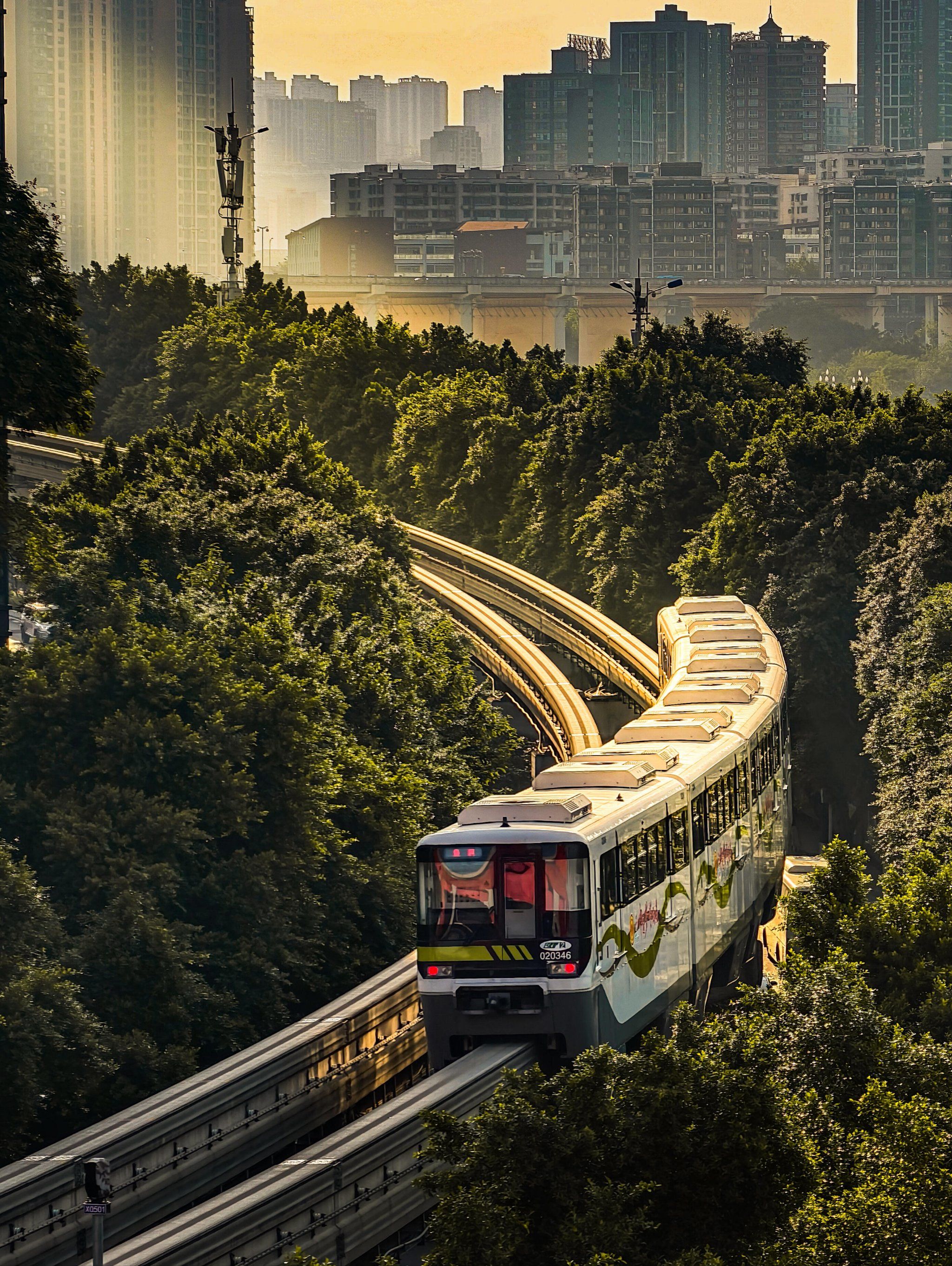 来一起看下我镜头里的城市c机位吧
🔹
图:重庆轻轨
拍摄机位