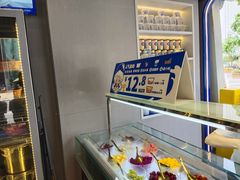 面包甜点陈列柜-溪边姑娘·拉丝酸奶水果捞(春熙路店)