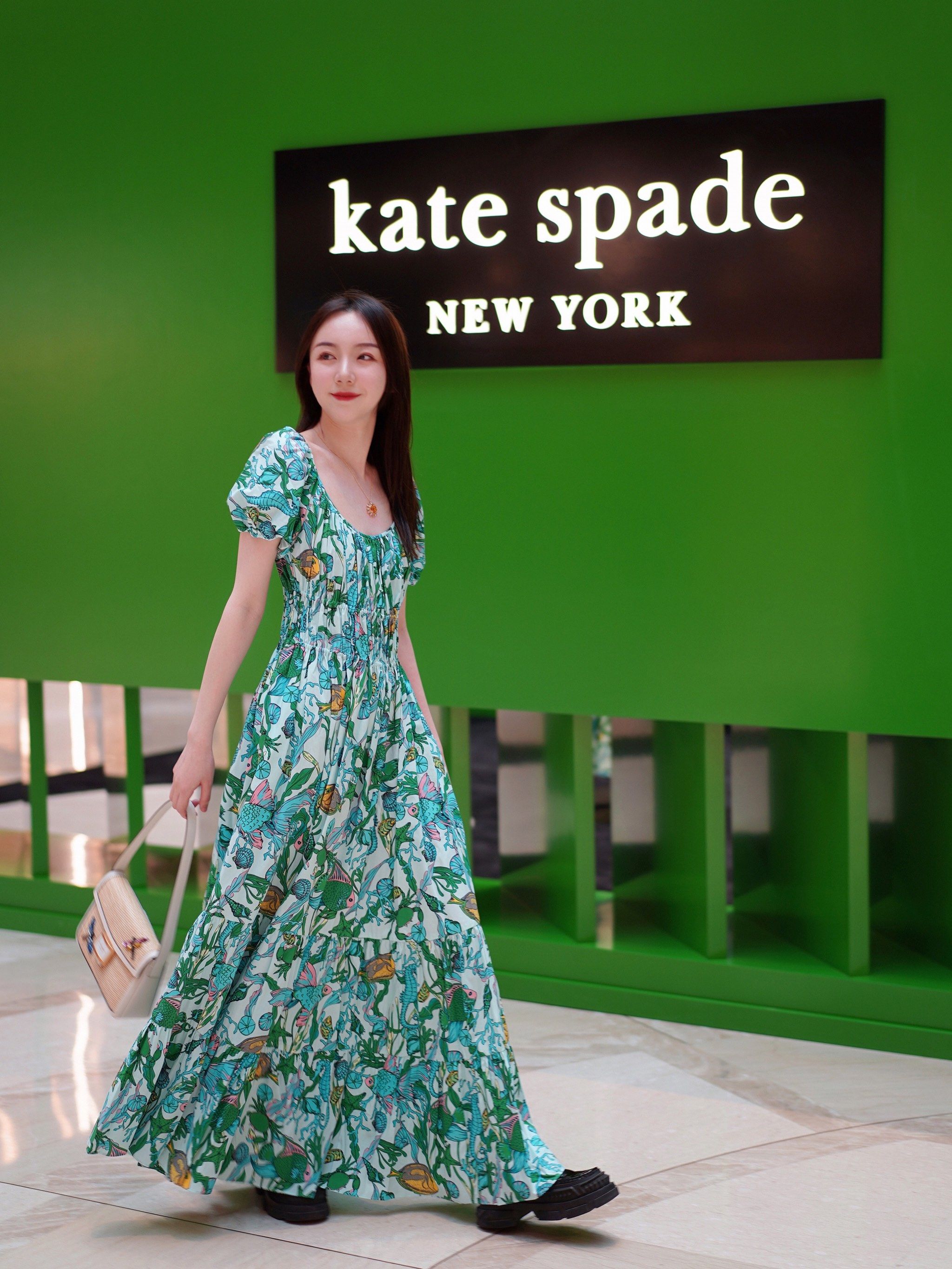 逛港汇恒隆的惊喜
来自于kate spade的绿盒奇遇
偌大一个绿色礼盒