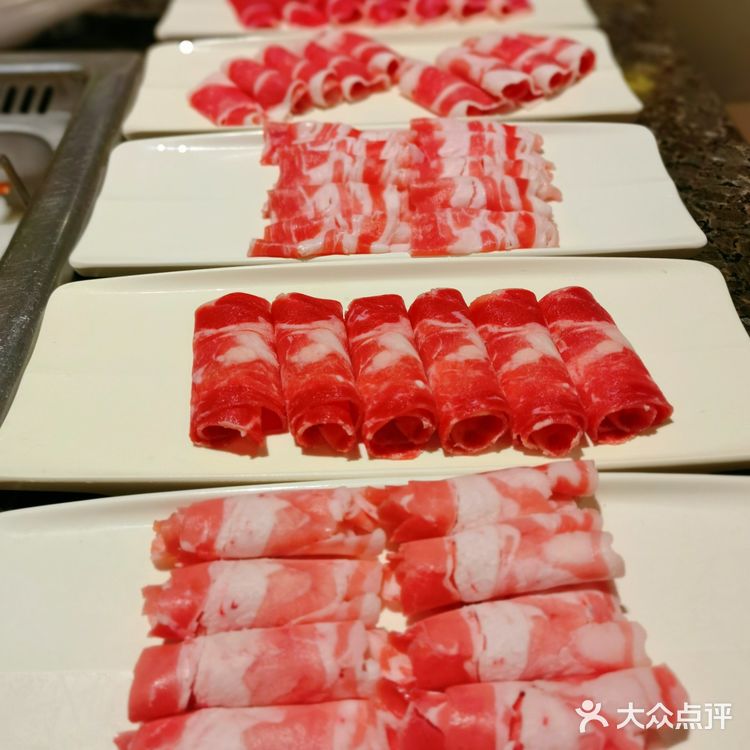 今天的海底捞真的超级划算，还送了两盒月饼[胜利]