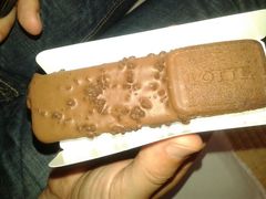 雪糕很有特色，两种不同的口感，我更喜欢右边的！-ライフ(落合南長崎駅前店)