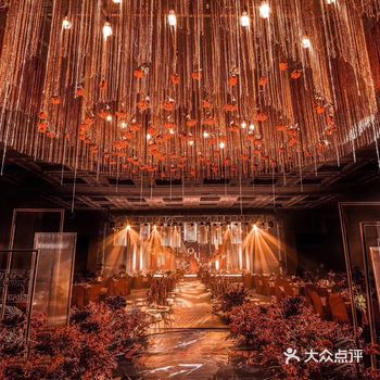 你是落日后弥漫的橘色 和天边透亮的星 从此