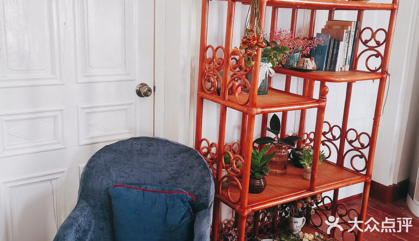 冬日的午后,阳光照进来的咖啡屋