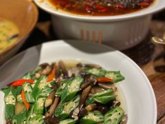 秋葵炒鸡纵菌-懒人盐府人家·自贡大麻鱼(安贞店)