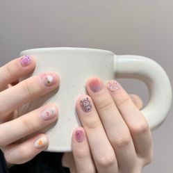 -花岐款式专研健康美甲沙龙