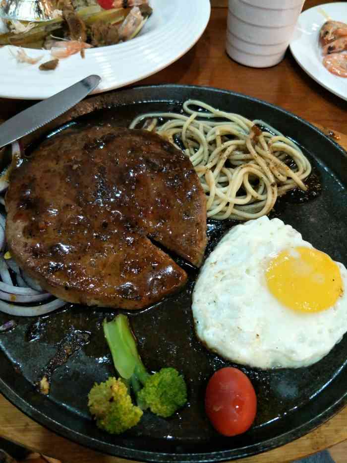 初客牛排"不知道店家是怎么鼓起勇气开的这家店,是我.