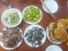 芹菜腐竹-宝瑞门钉肉饼店