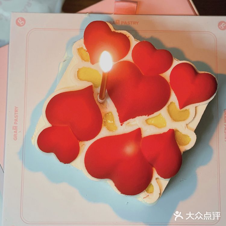 在武汉拿了一克甜品,随后买了一张高铁票