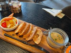 鸭肝慕斯/ 自制腌菜/ 烤法棍-wineapp葡萄酒餐吧(外滩金融中心店)