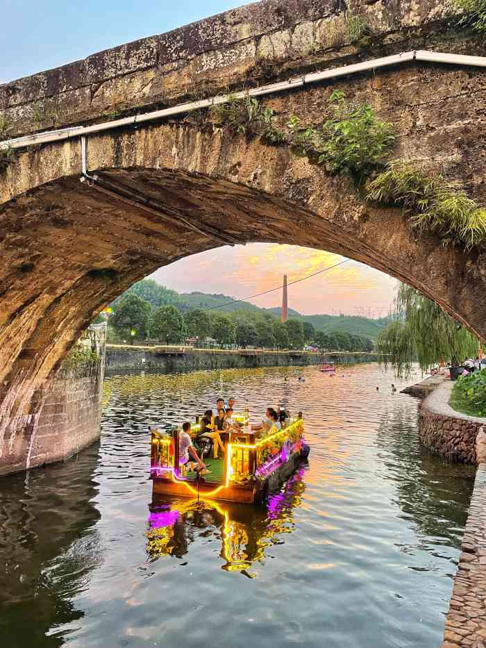 诗人小镇-"新开发的一个小镇,但是前来的游客非常多 .