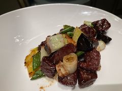 黑金蒜鲜菇辣炒谷饲牛肉粒-镇江苏宁万豪酒店-苏筵中餐厅