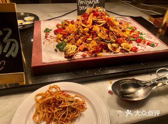 营业后连续去吃了两天～ 第一天吃的自助，我超爱那里的