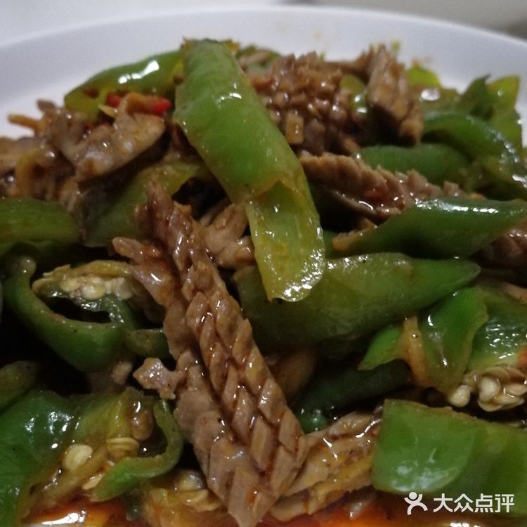 爆炒猪腰（家常版）食材：猪腰一个 青椒 小米椒