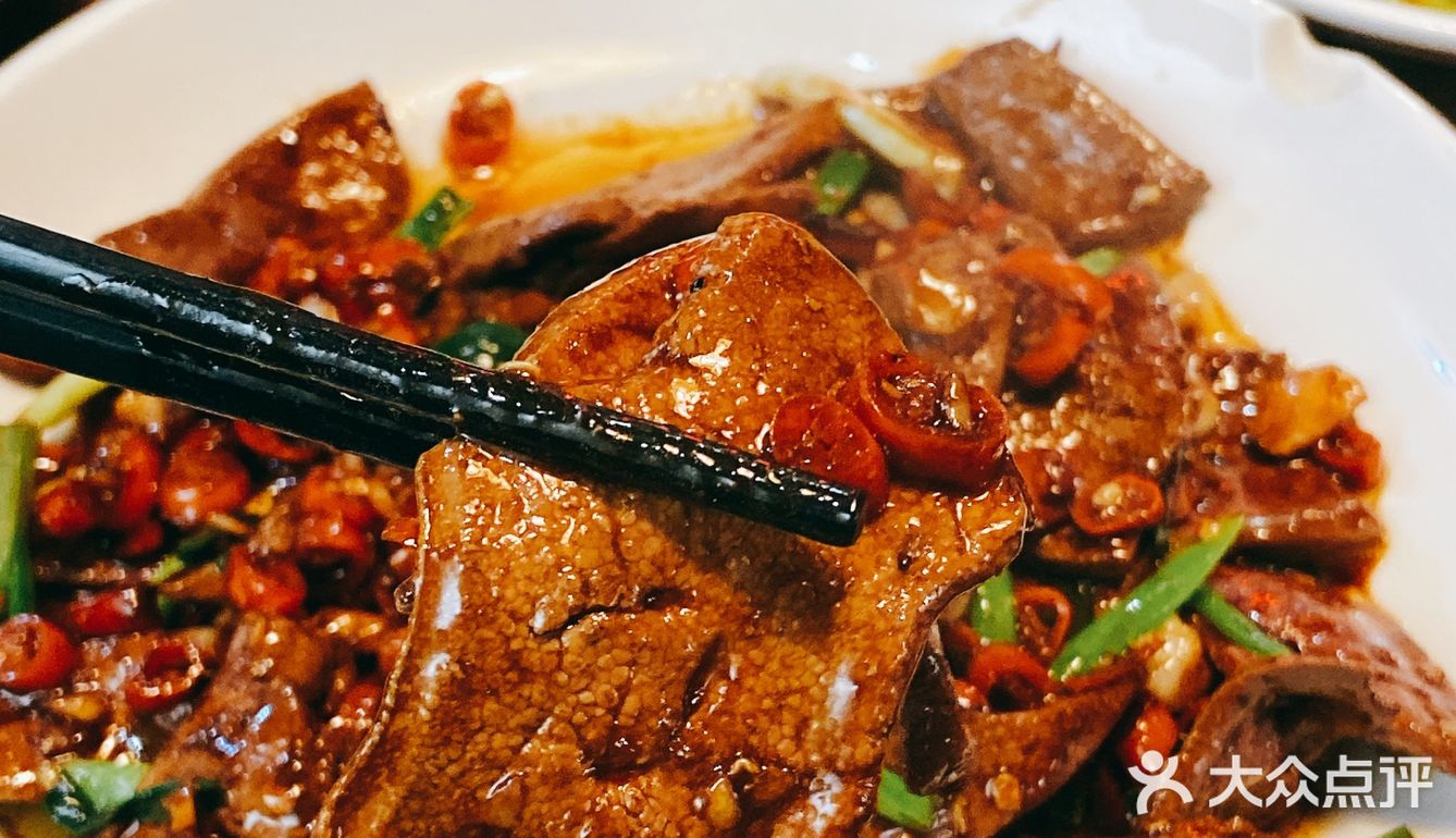 非常火的湘菜馆子，饭点都是排大队…