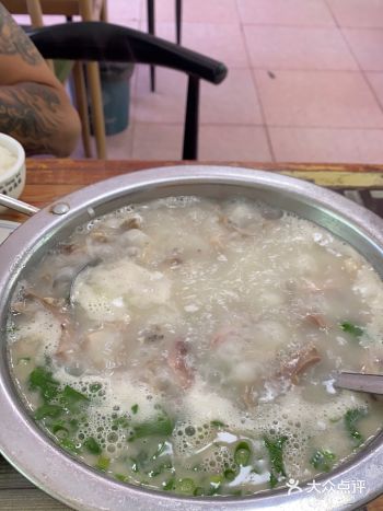 这里的菜照齐全羊蹄有嚼劲特地道美味