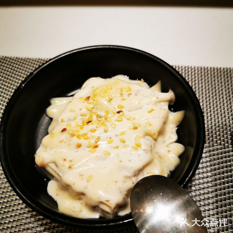 底部米饭充分混合了上了沙拉酱，使饭粒分明而又有味