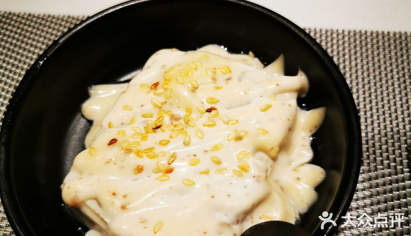 底部米饭充分混合了上了沙拉酱，使饭粒分明而又有味
