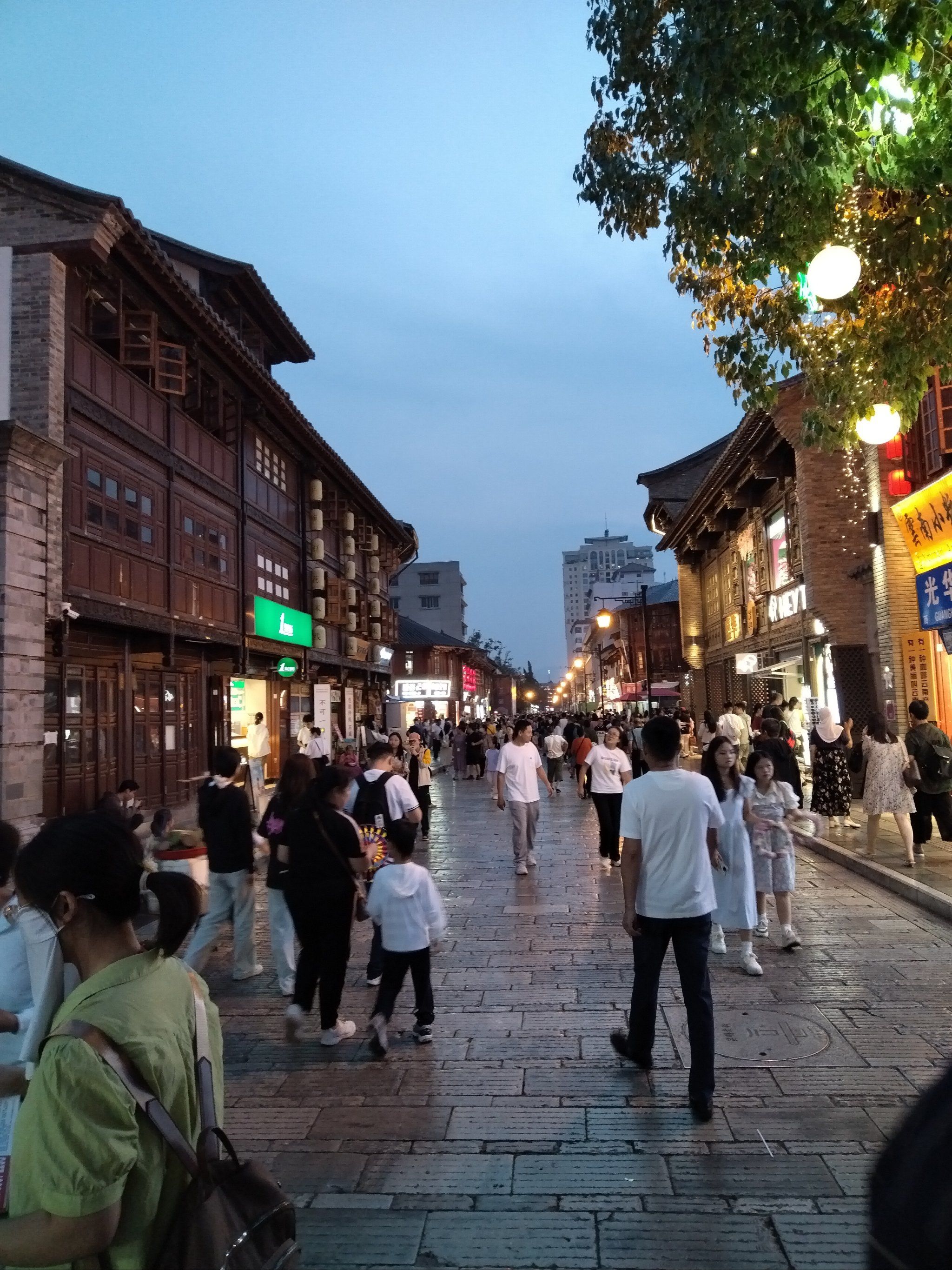 华灯初上,人潮汹涌的昆明老街.