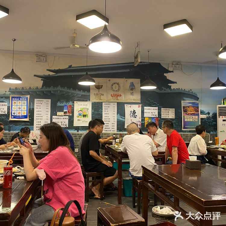 八点到的，人还是那么多，小小的门帘一打开门是真热闹
