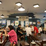 八点到的，人还是那么多，小小的门帘一打开门是真热闹