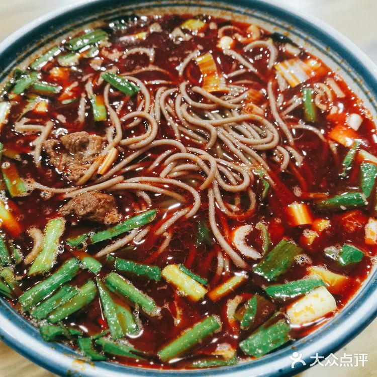 清早就顾客爆满的饸饹和水盆羊肉馆