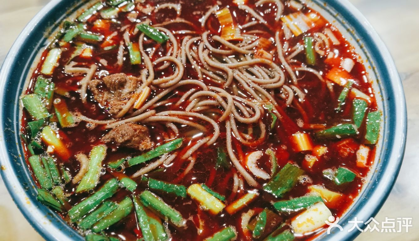 清早就顾客爆满的饸饹和水盆羊肉馆