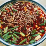 清早就顾客爆满的饸饹和水盆羊肉馆