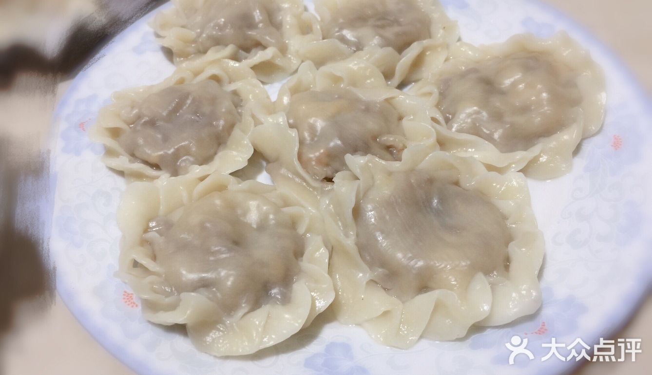 鸡蛋啊白菜啊粉条啊虾仁啊葱花啊。白菜记得挤压一下水分