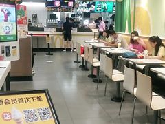 大堂-麦当劳(轻轨曹杨路店)