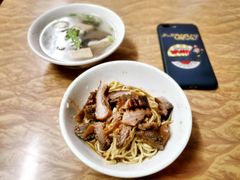 -松树干拌面店