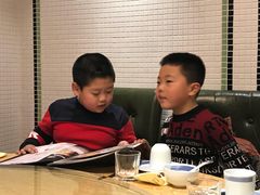 两个小伙伴为全家精挑菜品-海逸餐厅·象山海鲜
