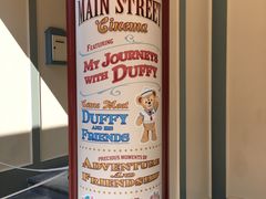 -小镇影院迪士尼小熊Duffy与他的朋友合影地