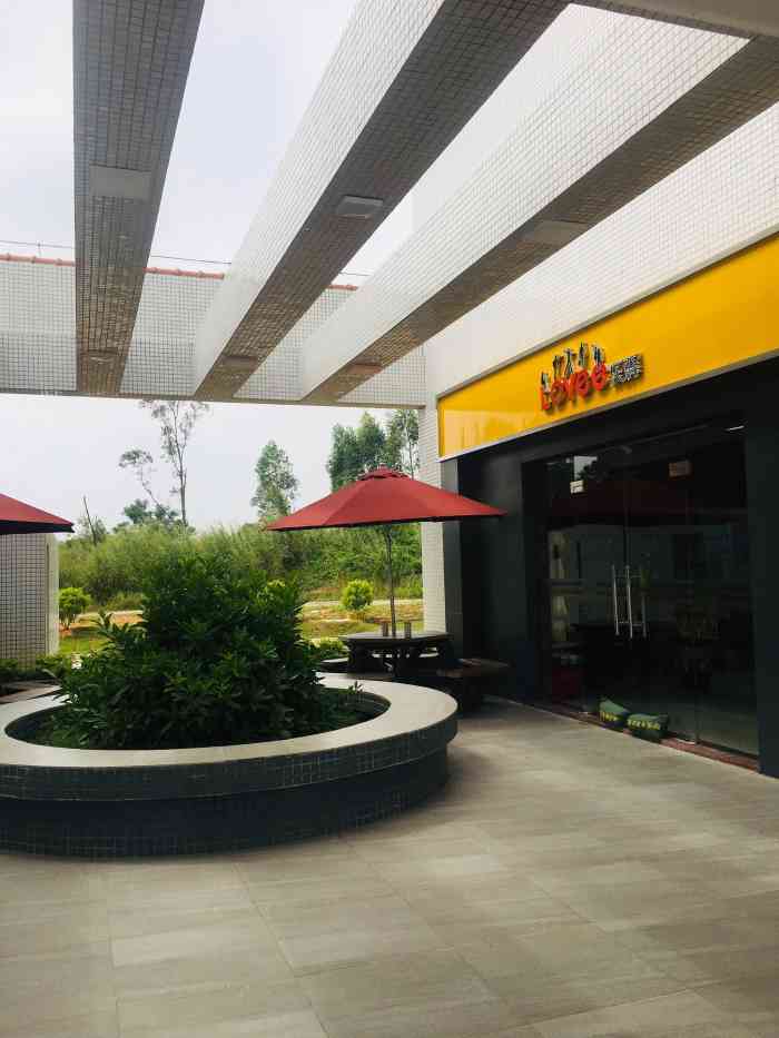 合水服务区-停车场-"08服务区停车场很大,车位划线清晰,大家.