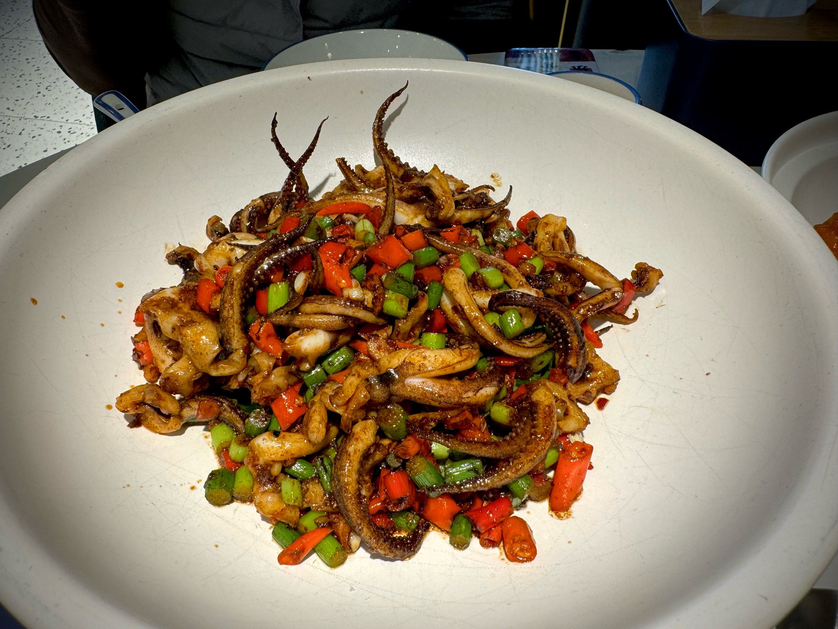 湘菜馆 
每次来必点湘菜代表「辣椒炒肉」「酸豆角炒鸡胗」
但这