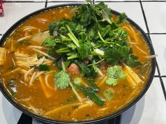 招牌炸酱酸辣米线-肥汁米蘭香港米线(长宁来福士店)