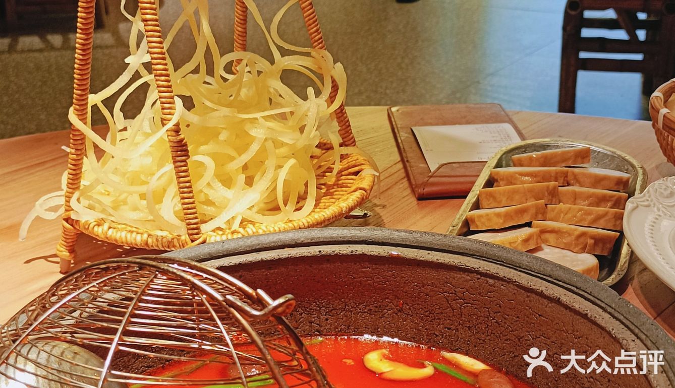 在长沙就能吃到正宗贵州酸汤火锅！！