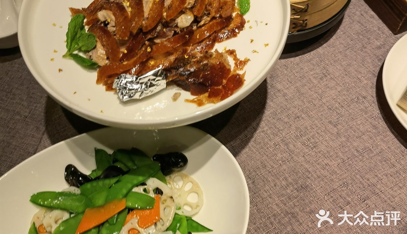 决定来青年餐厅了，定了两桌，服务人员的态度非常好