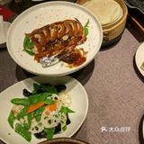 决定来青年餐厅了，定了两桌，服务人员的态度非常好