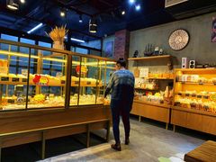 面包甜点陈列柜-啊噗吐呦现场烘焙(麦凯乐店)