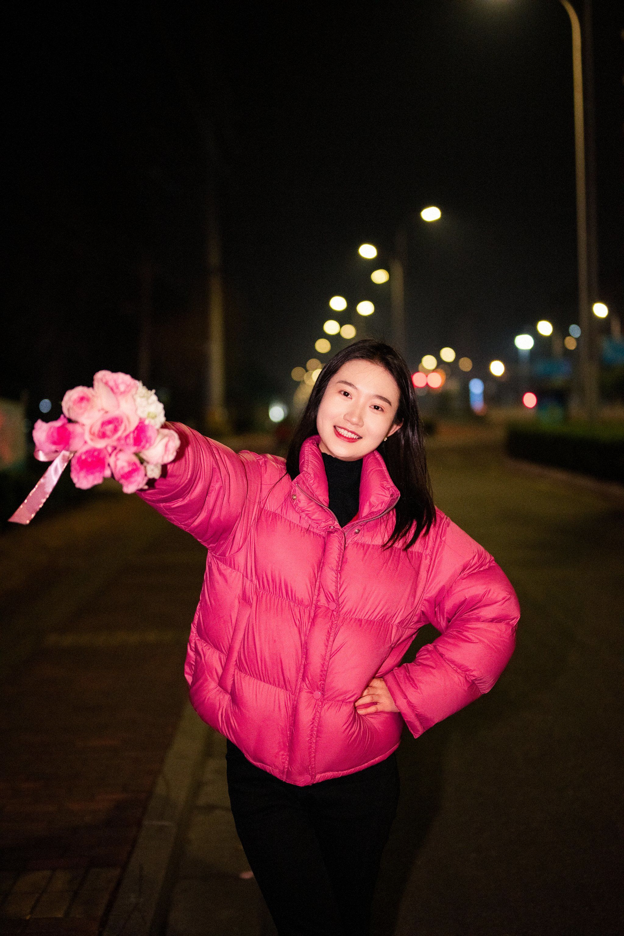 手拿鲜花拍照姿势大公开!仙女必备
